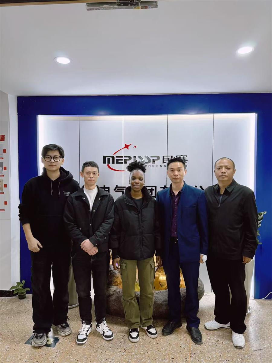 南非客户前来参观民赛电气，合影留念